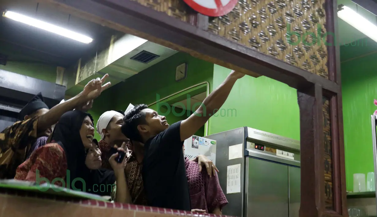 Andik Vermansah selfie bersama karyawan rumah makan Wong Solo di Selangor, Malaysia, Rabu (27/01/2016). (Bola.com/Nicklas Hanoatubun)