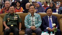 Kepala RSPAD Gatot Soebroto, dr Terawan Agus Putranto, Dubes Vietnam untuk Indonesia Pham Vinh Quang dan Licogi 16 Vietnam Hung Bui Duong saat penandatangan MoU kerjasama pengobatan dengan metode DSA di Jakarta, Senin (12/11). (Liputan6.com/Johan Tallo)