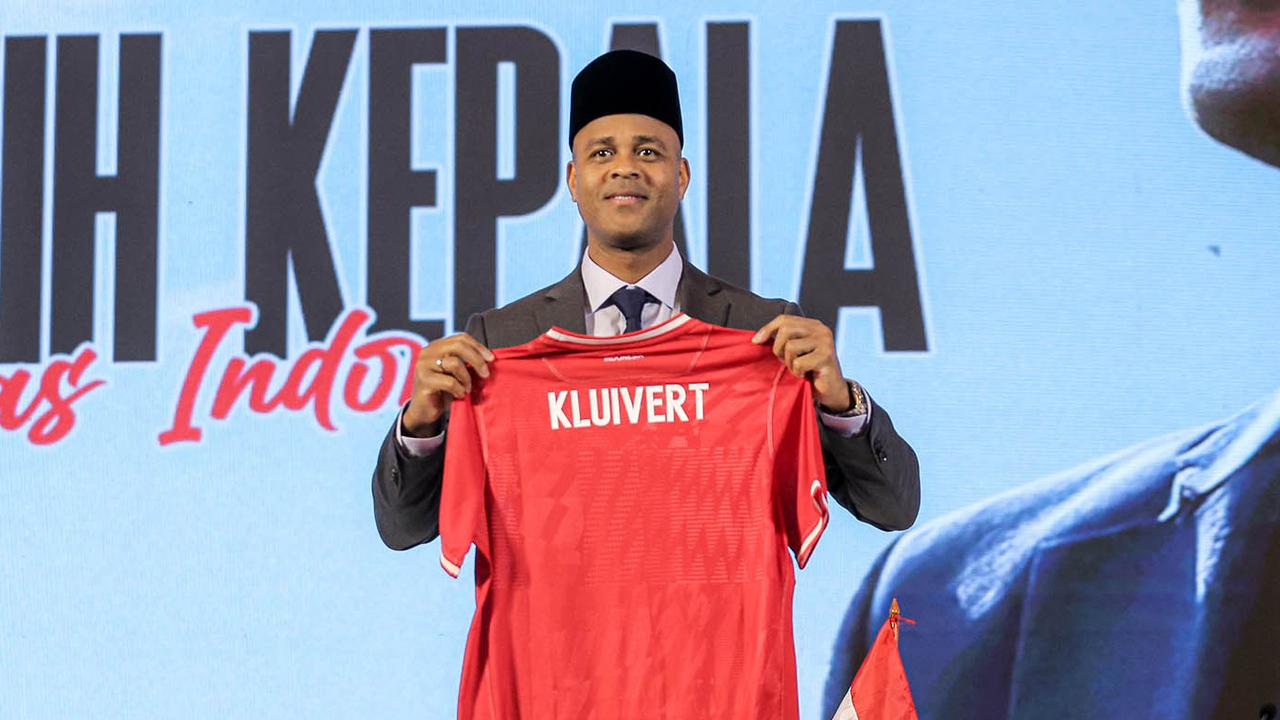 Foto: Berkopiah, Patrick Kluivert  Resmi Menjadi Pelatih Timnas Indonesia