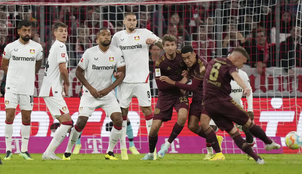 Tampil dihadapan pendukung sendiri, Die Roten mencukur Bayer Leverkusen dengan empat gol tanpa balas. (AP/Matthias Schrader)