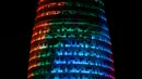 Proyeksi cahaya warna pelangi menerangi gedung pencakar langit Torre Agbar saat peringatan World Pride di Barcelona, Spanyol, 28 Juni 2017. World Pride merupakan acara perayaan LGBT terbesar di dunia yang diadakan setiap tahun. (AP/Manu Fernandez)