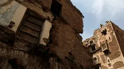 Para pekerja merenovasi bangunan bersejarah di Kota Tua Sanaa, 9 Agustus 2020. Hujan dan banjir bandang di Yaman menghancurkan empat bangunan serta merusak 30 lainnya di situs Warisan Dunia UNESCO Kota Tua Sanaa, kata penduduk kepada Xinhua pada Minggu (9/8). (Xinhua/Mohammed Mohammed)