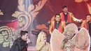 Terlihat para penyanyi papan atas Tanah Air itu berkolaborasi bersama dengan iringan musik Soneta bersama raja dangdut Rhoma Irama. Lagu Joged dibawakan dan membuat penonton ikut bergoyang. (Bambang E Ros/Bintang.com)