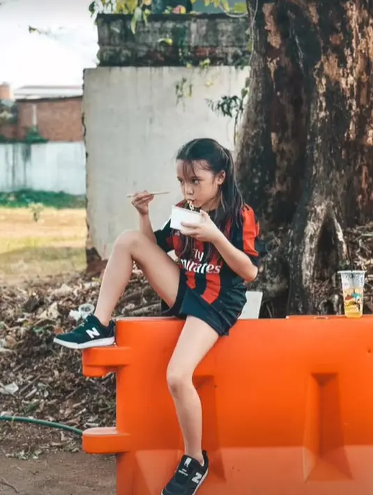 Gempi pun terlihat tomboy khas anak nongkrong dengan jersey merah hitam [@gadiiing]