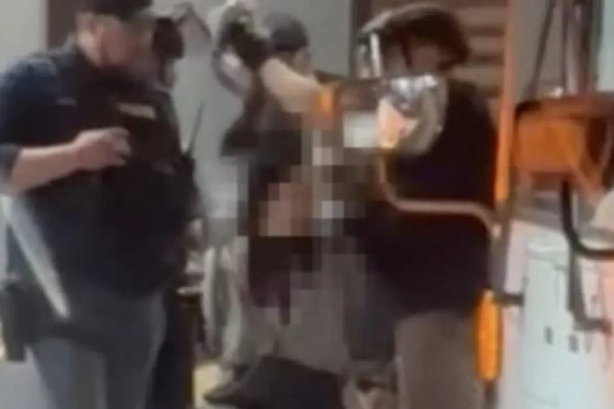 Wanita --diblur untuk melindungi privasi-- dalam video yang hijabnya dibuka saat ditangkap polisi dari pembubaran demo pro-Palestina di Arizona State University [ASU]. (X@DaveBiscobing15)