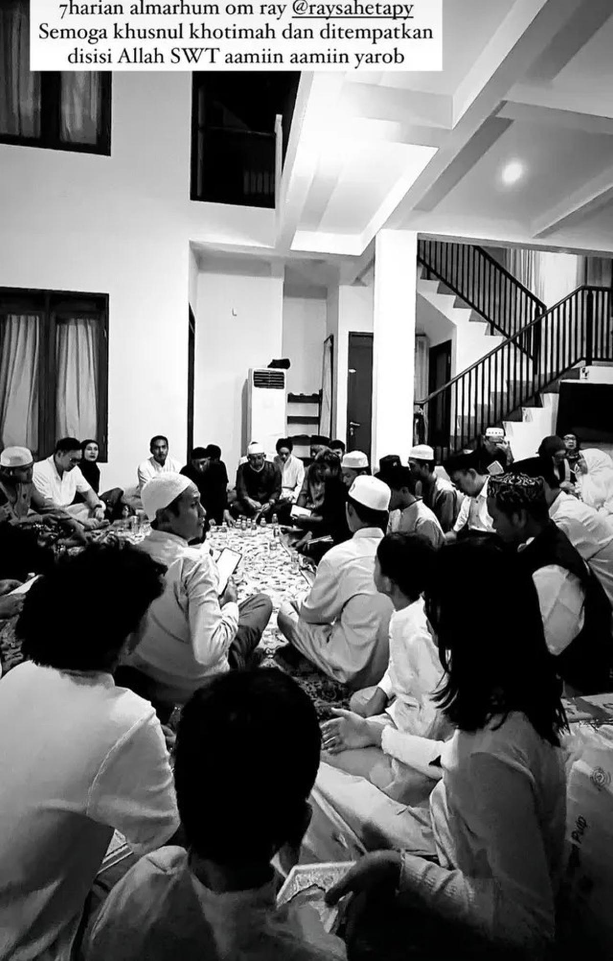 7 Momen Dewi Yull Doakan Ray Sahetapy di Tahlilan Hari Ke-7, Ingat Kebaikan Mantan Suami