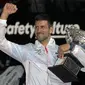 Novak Djokovic saat memegang&nbsp;piala Norman Brookes Challenge setelah mengalahkan&nbsp;Stefanos Tsitsipas dari Yunani pada final tunggal putra&nbsp;Australian Open&nbsp;di Melbourne, Australia, Minggu, 29 Januari 2023. (AP Photo/Dita Alangkara)
