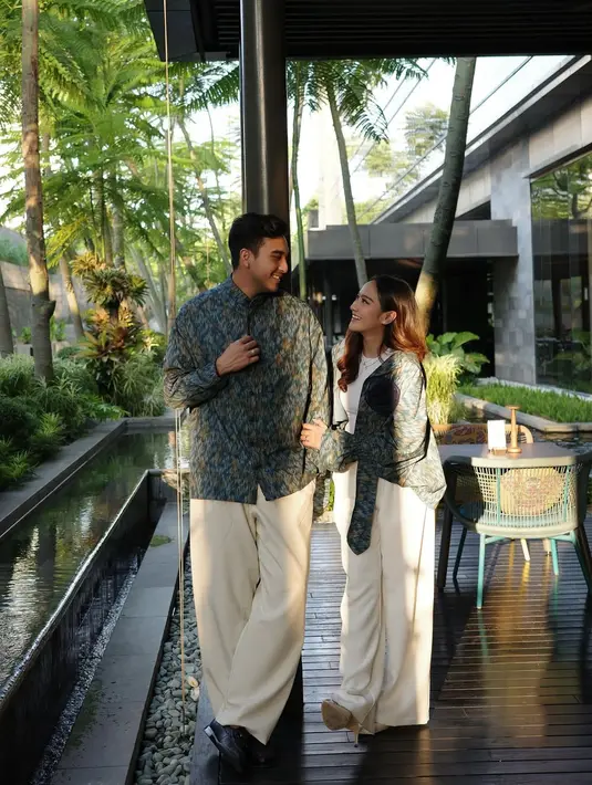 Sedangkan Ibrahim Rasyid kenakan kemeja Ikat oversized berkerah tinggi dipadu celana putih longgar [@salshabillaadr]