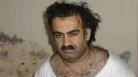Khalid Sheikh Mohammed ketika ditangkap saat penggerebekan di Pakistan, pada 1 Maret 2003. Dia mengaku sebagai dalang serangan 9/11 dan plot teroris lainnya. (AP)