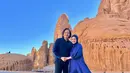 Sementara itu, Cut Meyriska tampil elegan kenakan one set berupa blouse, loose pants, dan hijab warna senada. [@risiko cutratumey].