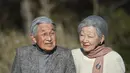 Kaisar Jepang Akihito bersama Permaisuri Michiko berjalan-jalan di pantai dekat Hayama Imperial Villa, Prefektur Kanagawa, Senin (21/1). Akihito akan menjadi kaisar Jepang pertama yang turun takhta dalam 200 tahun terakhir. (Kazuhiro NOGI/AFP)