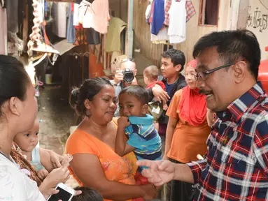 Cawagub DKI Jakarta Djarot Saiful Hidayat berbincang dengan warga saat melakukan blusukan ke pemukiman padat Kedoya, Jakarta Barat, Selasa (1/11). Djarot berniat menata kawasan padat itu menjadi kawasan layak huni. (Liputan6.com/Yoppy Renato)
