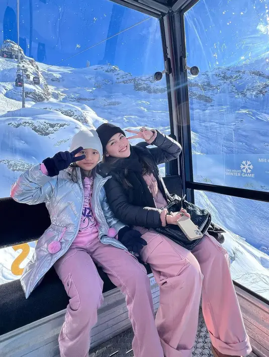 <p>Masih dengan outfit musim dingin, kali ini serasi dengan busana pink. Pilihan jaket quilt warna berbeda memberi kreasi pada outfit. [Instagram/ayutingting92]</p>