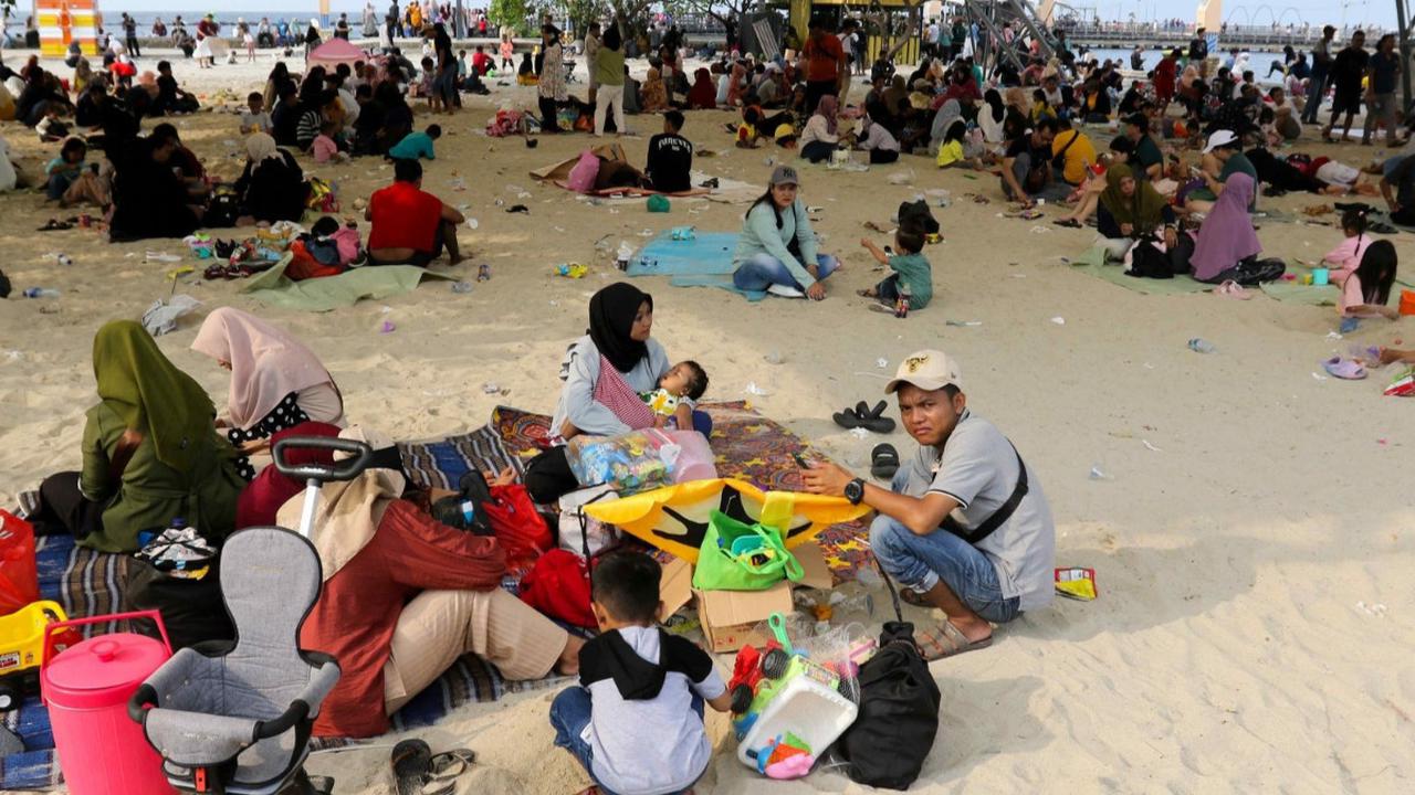 Pengunjung melakukan kunjungan wisata di Taman Impian Jaya Ancol selama menikmati liburan Tahun Baru 2024 di Jakarta, Senin (1/1/2024).