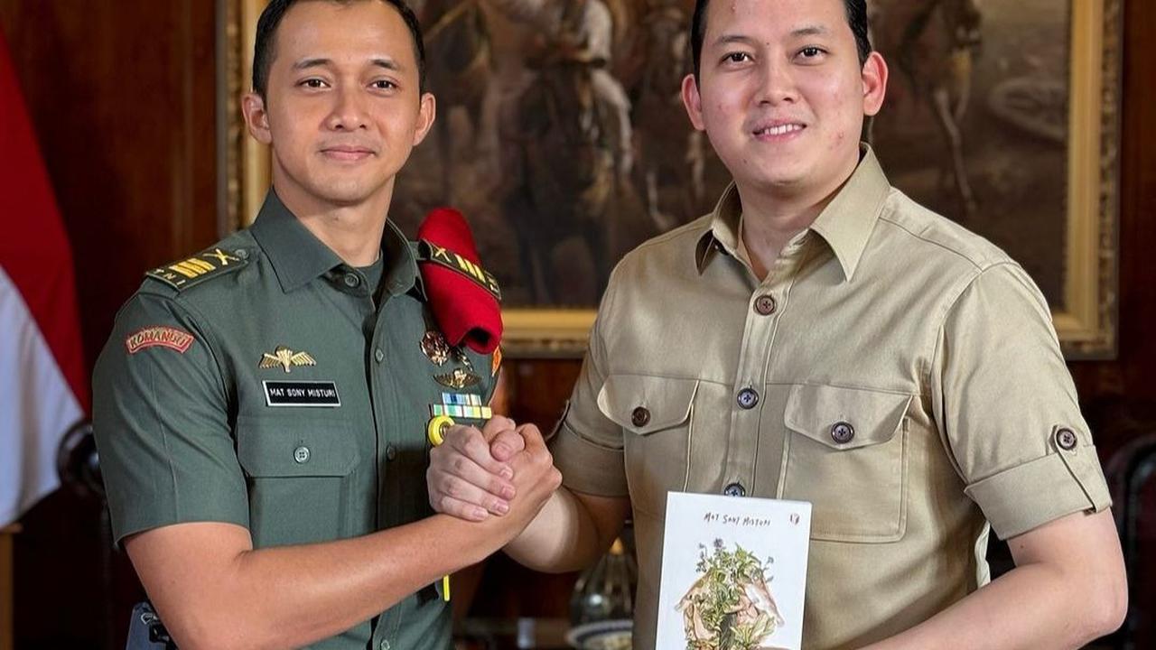 Ternyata Sony juga memberikan buku kepada Rizky. Buku yang sama seperti saat memberikan kepada Fahat Bafadal. <br>