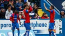 Pemain Levante, Victor Casadesus (tengah) mencetak satu gol saat timnya menang atas Atletico Madrid pada lanjutan La LIga Spanyol pekan ke-37 di Stadion Ciutat de Valencia,  Valencia, (8/5/2016). (AFP/Biel Alino)