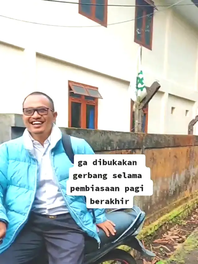 Guru Terlambat Dihadang Tutup Gerbang oleh Siswa