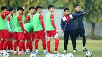 Skuad Timnas Vietnam U-20 di bawah naungan pelatih Hoan Anh Tuan dalam sebuah sesi latihan. (Dok. VFF)