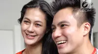 Pasangan Baim Wong dan Paula Verhoeven tersenyum saat hadir dalam sidang aktor Tio Pakusadewo di PN Jakarta Selatan, Jakarta, Kamis (28/6). Sebelumnya Tio dituntut 6 tahun penjara dan denda sebesar Rp 800 juta. (Liputan6.com/Faizal Fanani)
