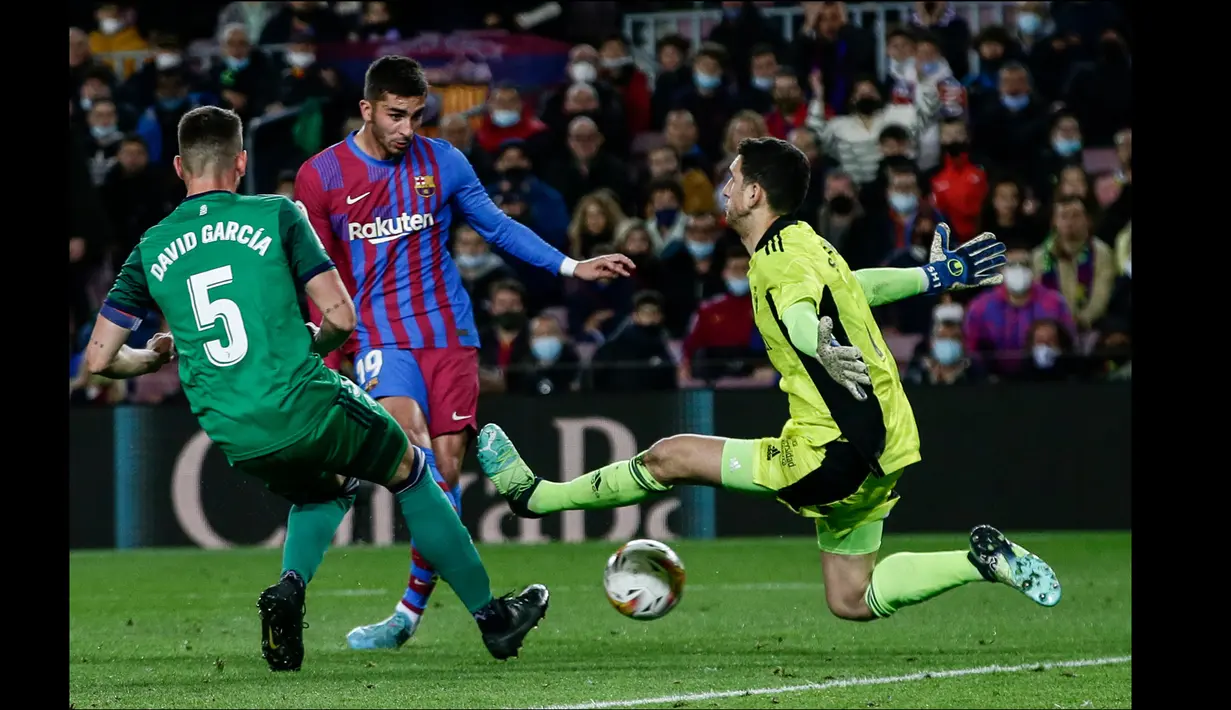 Torres kembali membubuhkan namanya di papan skor pada menit ke-21. Ia menerima umpan manis dari Ousmane Dembele sebelum melewatkan bola ke sela-sela kedua kaki Sergio Herrera. (AP Photo/Juan Monfort)