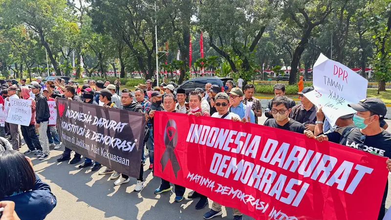 Rombongan massa aksi mengawal putusan Mahkamah Konstitusi (MK) terkait Undang-Undang Pilkada mulai berdatangan ke Gedung MK, Jakarta Pusat, Kamis, (22/8/2024).