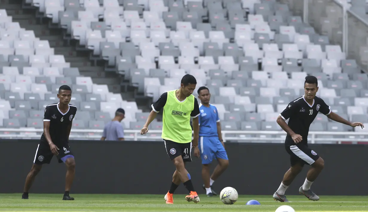Pemain Arema FC saat mengikuti sesi latihan di SUGBK, Jakarta, Jumat (2/8). Jelang hadapi Persija, skuat Arema jajal lapangan GBK. (Bola.com/YoppyRenato)