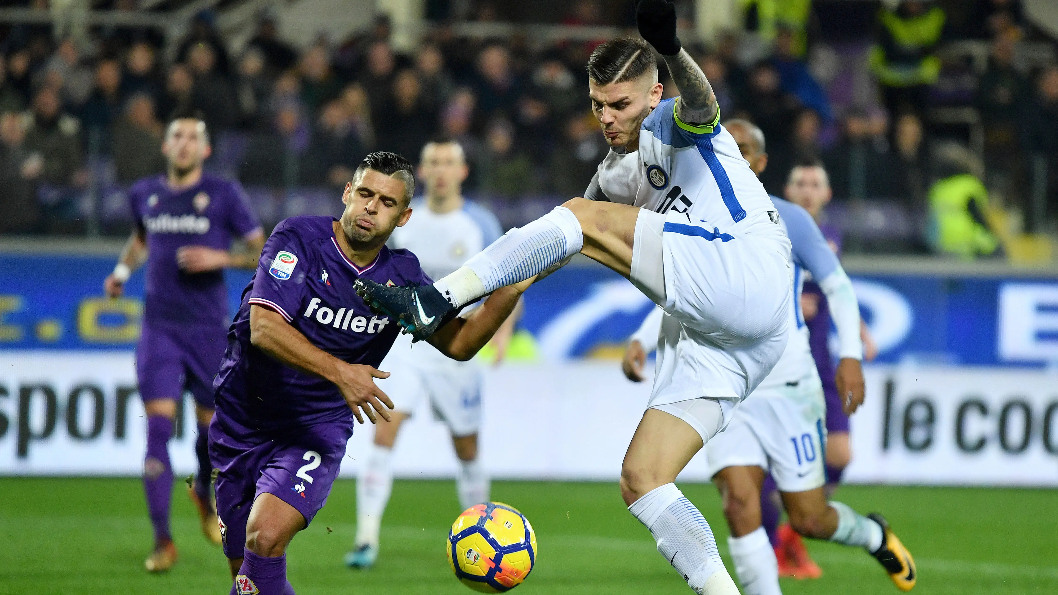 Pemain Inter Milan, Mauro Icardi (kanan) melepaskan tembakan saat diadang pemain Fiorentina pada laga Serie A di Artemio Franchi Stadium, Florence, (5/1/2018). (AFP/Alberto Pizzoli)