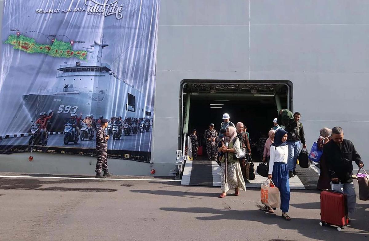 FOTO: Mudik Gratis TNI AL Tiba di Surabaya Bawa Ribuan Pemudik dan Sepeda Motor