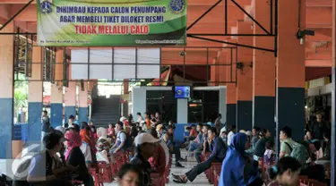 Pemudik menunggu kedatangan bus di trotoar Terminal Kampung Rambutan, jakarta, Jumat (24/6). Sebagian warga memilih mudik lebih awal agar bisa lebih lama waktu berkumpul dengan keluarga di kampung halaman. (Liputan6.com/Yoppy Renato)