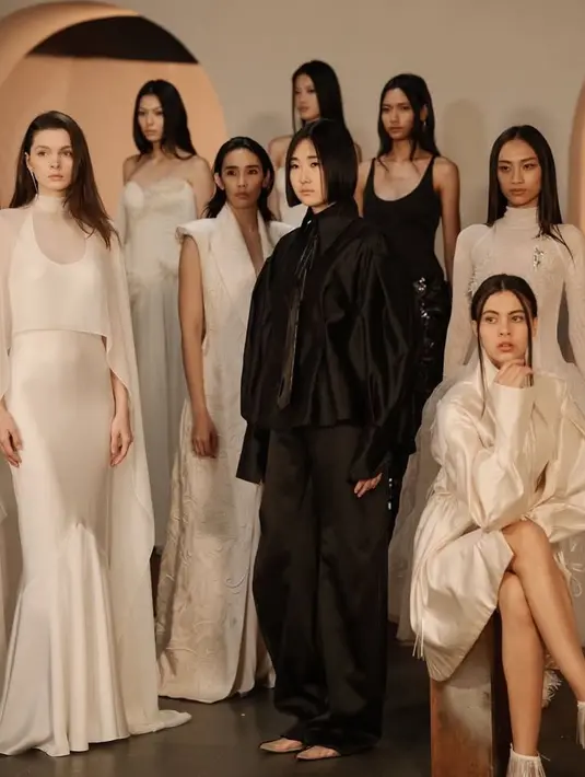 Pemilihan tempat ini sangat penting dan jadi inspirasi bagi koleksi ini. Yang melekat bagi Stella adalah hasrat untuk menyandingkan dan menemukan tantangan menjelajahi hal yang tak terduga. Ia ingin koleksi ini menjadi gabungan dari konteks historis tempat tersebut dan Bunga Bleeding Heart. Bunga yang berasal dari daerah Asia Timur dan dikenal karena lekukannya yang lembut dan rona merah muda yang cerah. Keindahan dan namanya yang lembut melambangkan cinta dan kelembutan emosional. / Foto dok STELLARISSA.