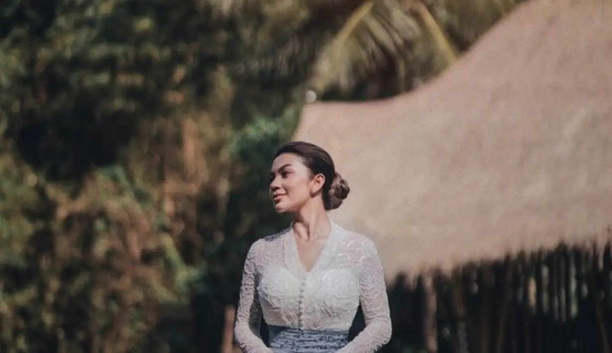 Ariel Tatum memesona mengenakan kebaya putih brokat dipadukan obi kain batik serta kain bawahan batiknya. [@arieltatum]