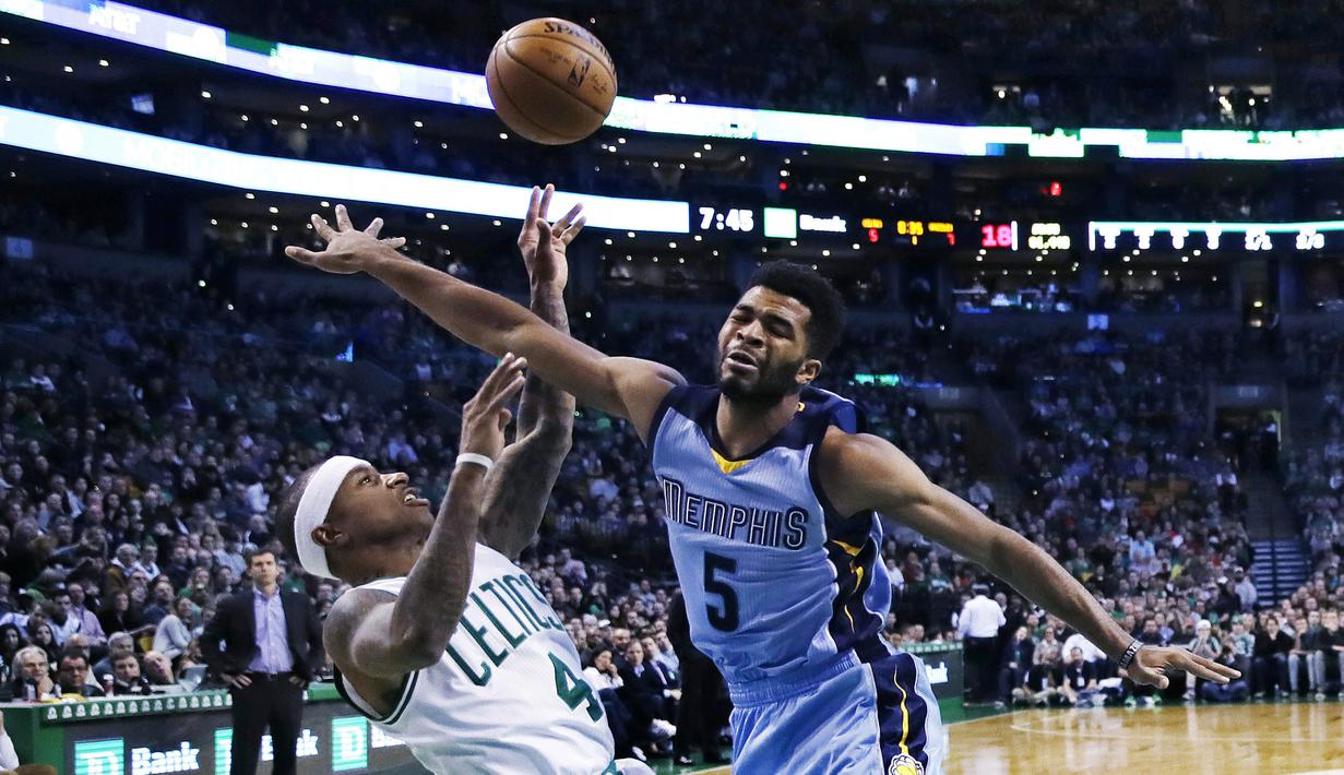 Pemain Memphis Grizzlies, Andrew Harrison (5) melakukan blok ke arah tembakan pemain pemain Boston Celtics, Isaiah Thomas (4) pada lanjutan NBA di TD Garden, (27/12/2016). (AP/Charles Krupa)