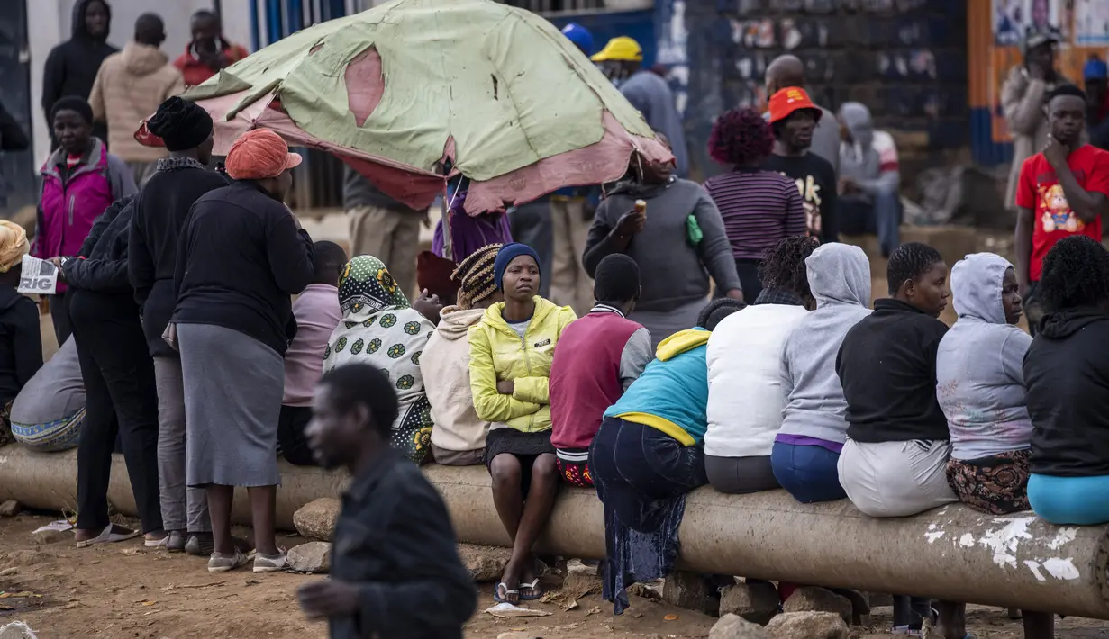 Para perempuan duduk dan berdiskusi di sebuah jalan di daerah Kibera di Nairobi, Kenya Kamis, 11 Agustus 2022. Rakyat Kenya menunggu hasil pemilihan presiden yang berlangsung ketat namun tenang di mana jumlah pemilih lebih rendah daripada biasanya. (AP Photo/Ben Curtis)