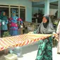 Warga desa Kalidawir, Kecamatan Tanggulangin, Kabupaten Sidoarjo, Jawa Timur melakukan kegiatan membatik shibori. (Foto: Liputan6.com/Dian Kurniawan)