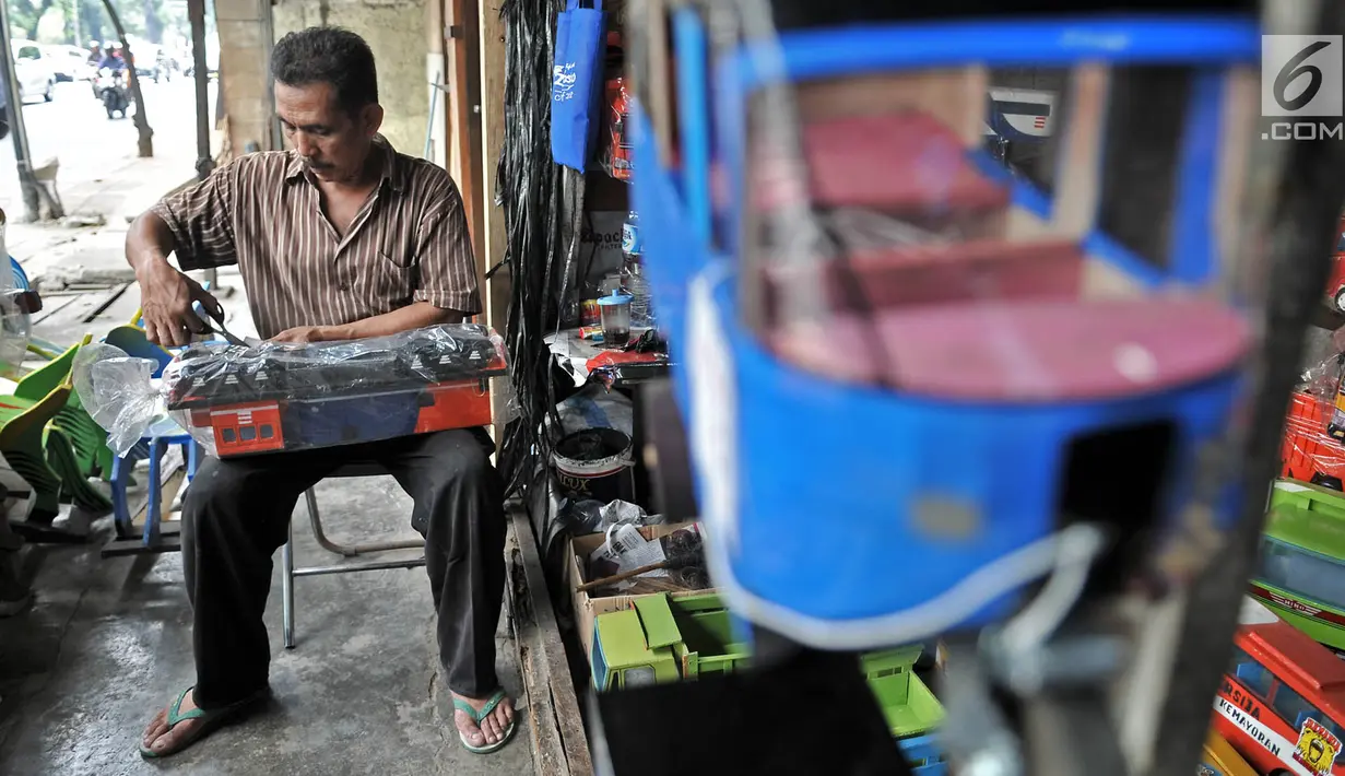 Sukma merapikan mainan kayu yang dijualnya di kawasan Kalibata, Jakarta, Rabu (17/10). Dirinya telah berdagang di toko yang didirikan sejak tahun 1970-an itu, menjual berbagai jenis mainan tradisional terbuat dari kayu. (Merdeka.com/Iqbal S. Nugroho)