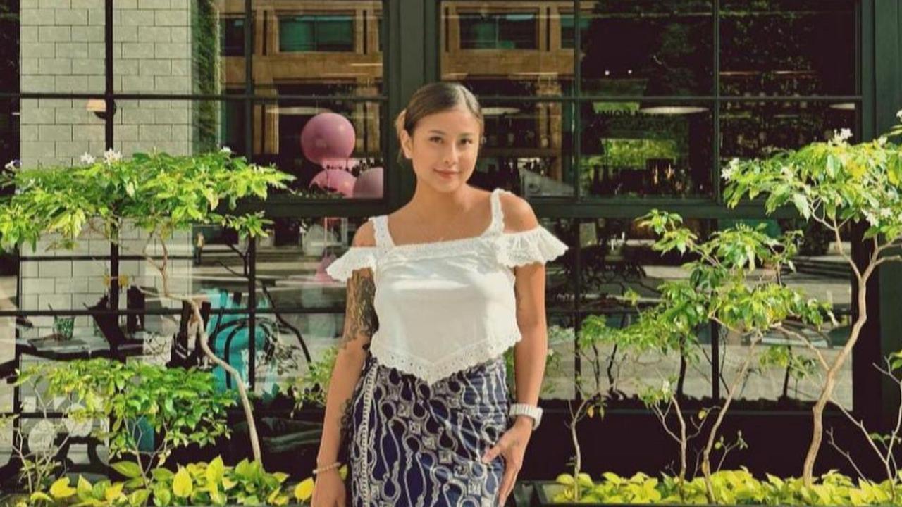 5 Potret Stylish Awkarin dengan Outfit Fashionable yang Selalu On Point