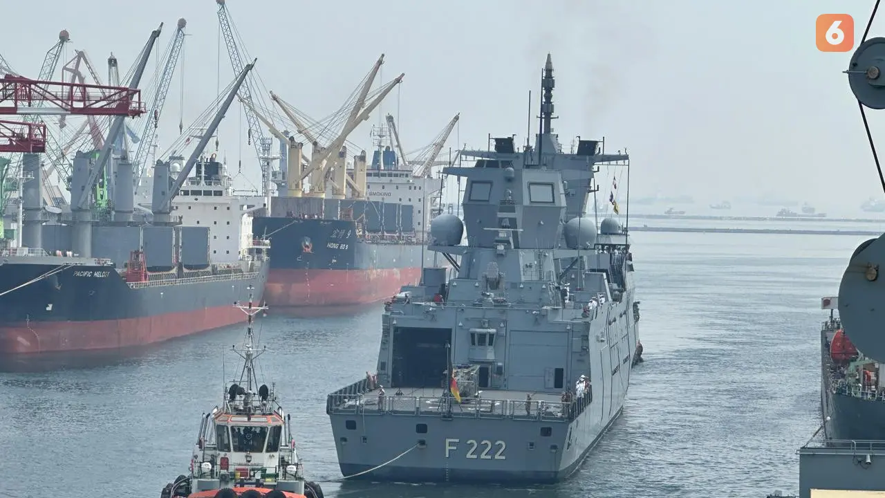 Salah satu kapal Jerman berlabuh di Indonesia dalam misi Indo-Pacific Deployment 2024 di Pelabuhan Tanjung Priok, Kamis (26/9/2024). (Liputan6.com/Benedikta Miranti)