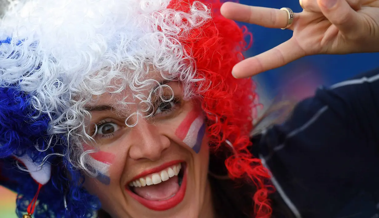 Suporter Prancis dengan gaya rambut unik bersemangat menonton laga grup A Euro 2016 antara Prancis vs Swiss di Stadion Pierre-Mauroy, Lille (20/6/2016) WIB. (AFP/Franck Fife)