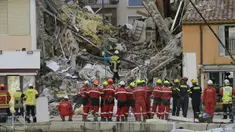 Petugas pemadam kebakaran mencari korban dari puing-puing bangunan yang runtuh di Sanary-sur-Mer, Prancis, 7 Desember 2021. Satu orang tewas dan dua lainnya masih dinyatakan hilang setelah gedung apartemen tiga lantai runtuh akibat ledakan gas. (NICOLAS TUCAT/AFP)