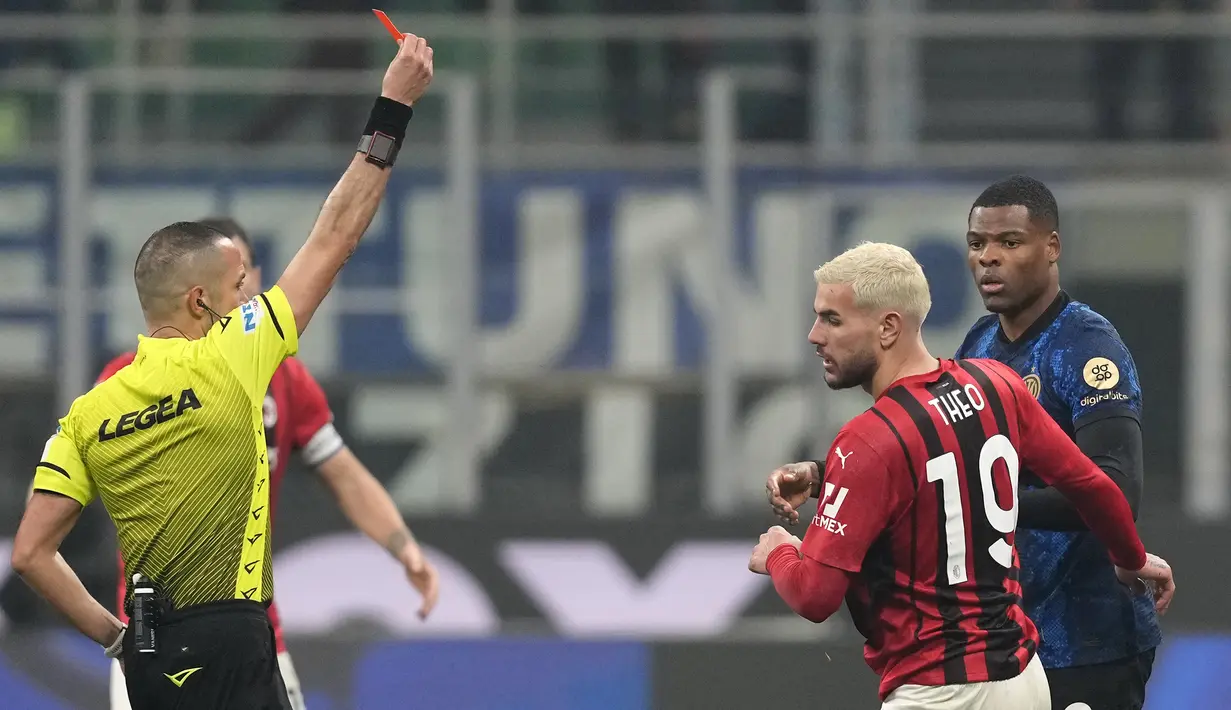Menjelang laga berakhir, AC Milan kehilangan Theo Hernandez yang mendapat kartu merah langsung dari wasit usai melanggar Denzel Dumfries. (AP/Antonio Calanni)