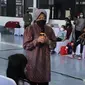 Mensos Risma memberikan motivasi kepada anak-anak penerima bansos di Medan, Jumat (19/11/2021) (Reza Efendi/Liputan6.com)