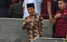 FOTO: Presiden Jokowi Melayat ke Rumah Duka Hamzah Haz, Gestur Tubuh Membungkuk Diperlihatkan Saat Tiba