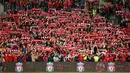 Fans dan pendukung Liverpool FC bernyanyi sebelum pertandingan persahabatan dimulai di Sydney, Australia (24/5). Dalam pertandingan ini Liverpool FC menang 3-0 atas Sydney FC. (AP Photo / Rick Rycroft)