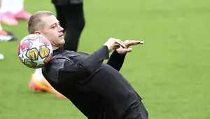 Bek Timnas Hanya Pakai Sendal Jepit saat Diterima Kerajaan Norwegia: Layak Kartu Merah!