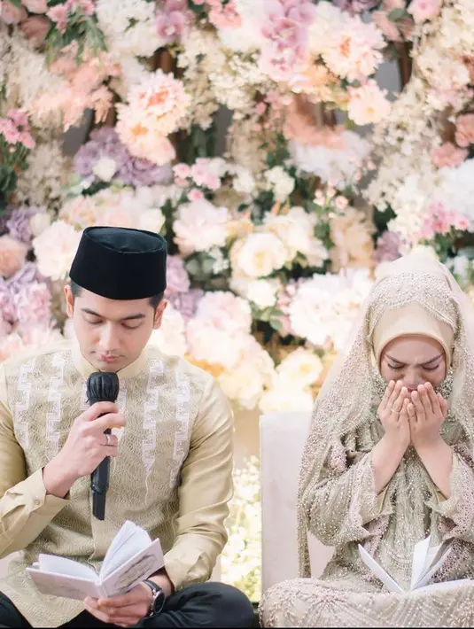 Dalam momen tersebut, Ria Ricis bersama suami Teuku Ryan kompak mengenakan busana nuansa warna lime green. (Instagram/okisetianadewi).