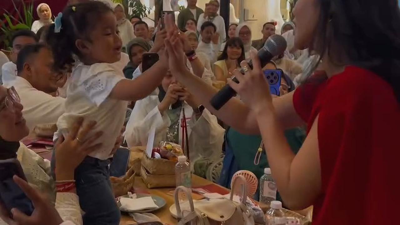 5 Momen Yura Yunita Buka Puasa Bareng Fans, Kompak Pakai Baju Serba Putih