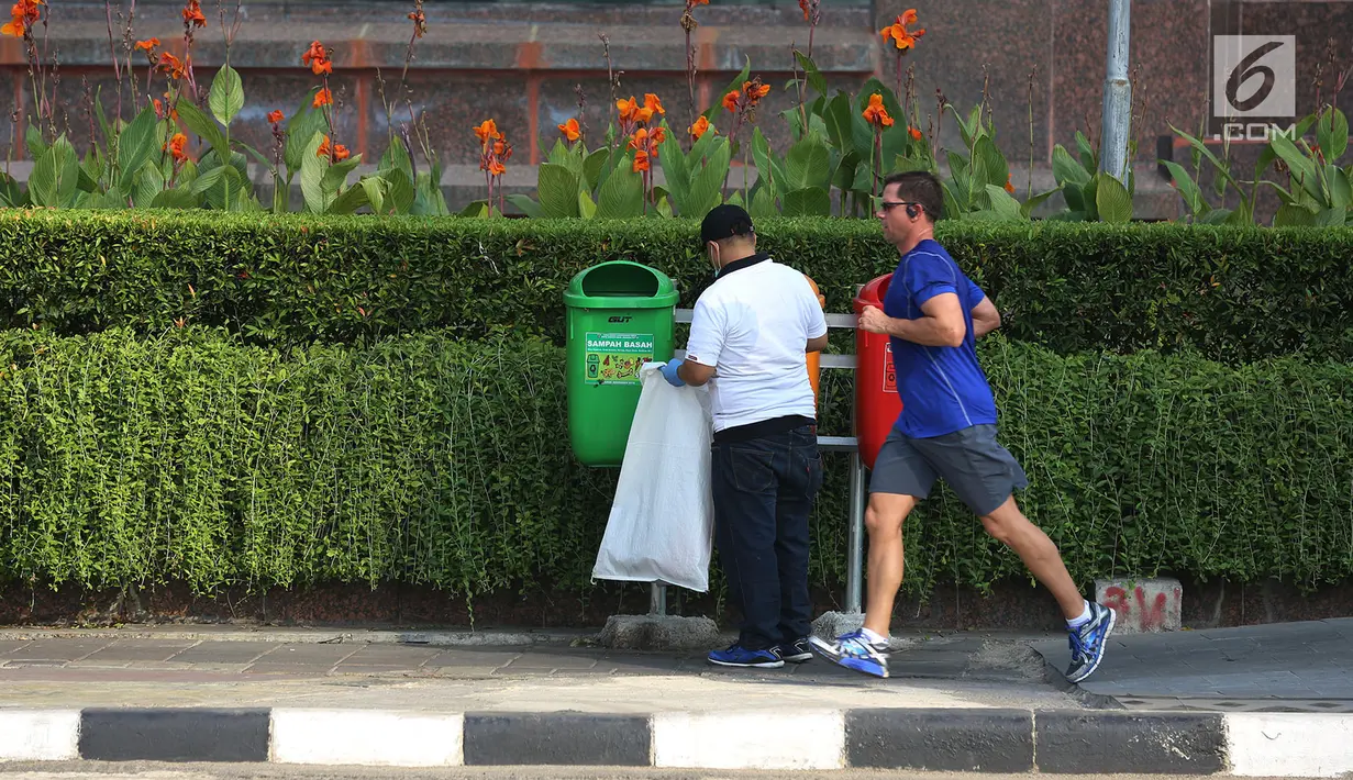 Seorang pria mengambil sampah plastik pada program World Cleanup Day di Kawasan Bundaran HI, Jakarta, Sabtu (15/9). Kegiatan ini diikuti oleh berbagai kalangan dari masyarakat, anak-anak sekolah. (Merdeka.com/Imam Buhori)
