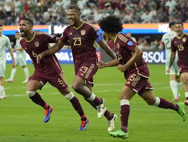 Penyerang Venezuela Salomon Rondon (tengah) merayakan gol pembuka timnya dari titik penalty yang dicetak ke gawang Meksiko pada matchday 2 Grup B Copa America 2024, di Stadion SoFi, Inglewood, Amerika Serikat, Kamis (27/6/2024). (AP Photo/Ryan Sun)