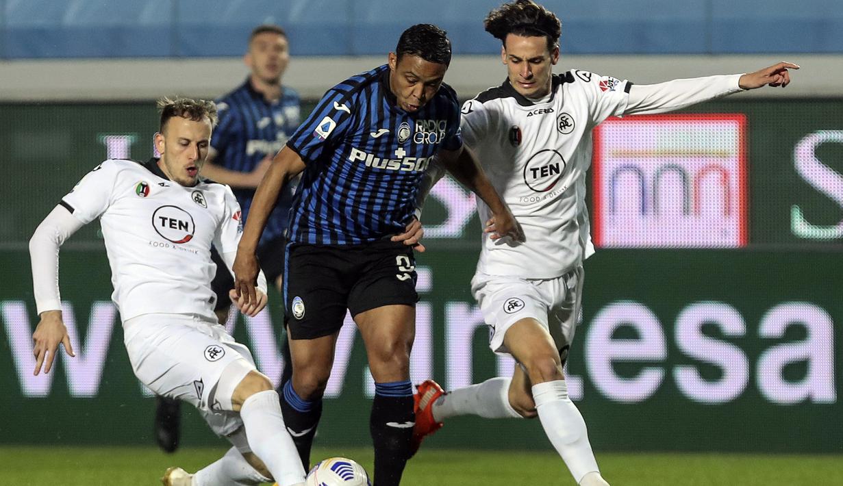 Striker Atalanta, Luis Muriel (tengah) dijepit dua pemain Spezia, Matteo Ricci (kiri) dan Luca Vignali dalam laga lanjutan Liga Italia 2020/2021 pekan ke-27 di Gewiss Stadium, Bergamo, Jumat (12/3/2021). Atalanta menang 3-1 atas Spezia. (LaPresse via AP/Stefano Nicoli)