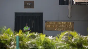 Petugas Kedutaan besar Australia di Indonesia berjaga seperti biasanya pasca eksekusi mati dua warga negaranya di Indonesia karena terlibat kasus narkoba, Jakarta, kamis (30/4/2015). (Liputan6.com/Faizal Fanani)